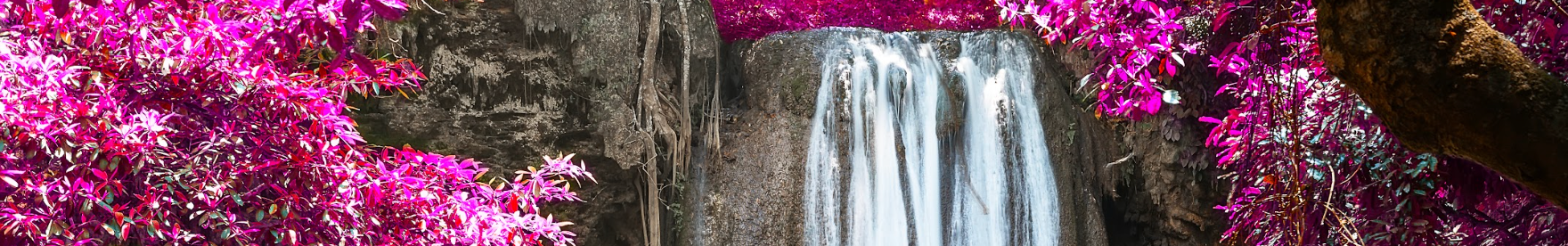 Diamond paint billede af vandfald omgivet af lyserøde blomster