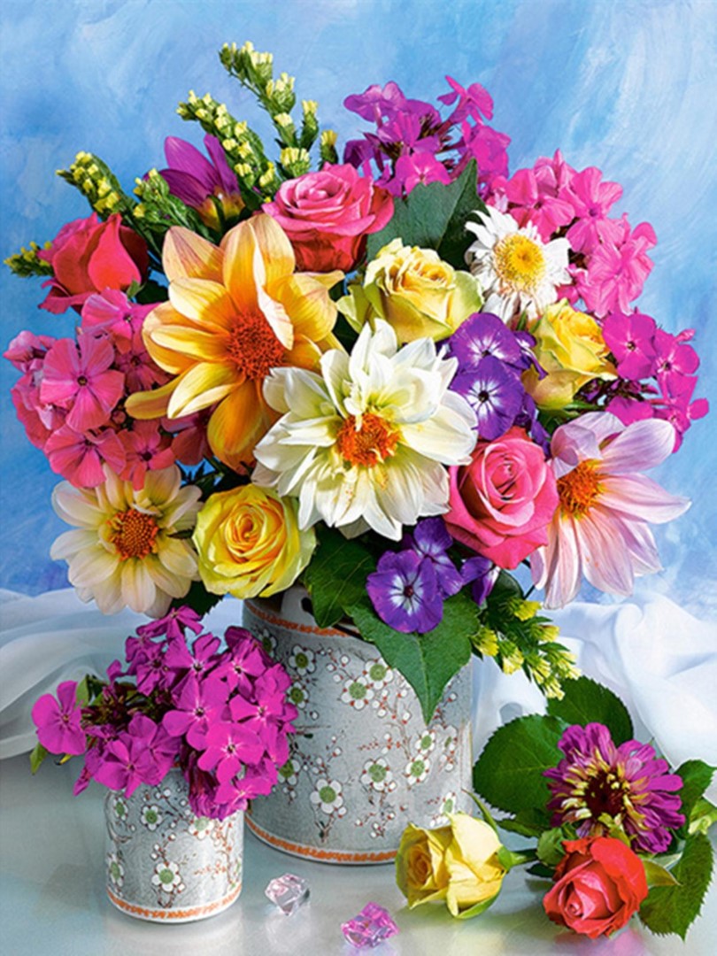 Diamond paint med farverig blomsterbuket. Blomster potte på blå baggrund.