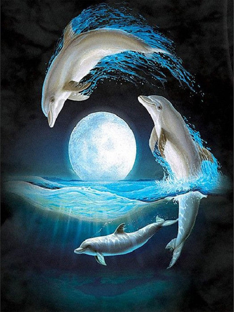 Diamond paint af delfiner der leger i havet omkring fuldmånen. Mørke blå og grå nuancer.