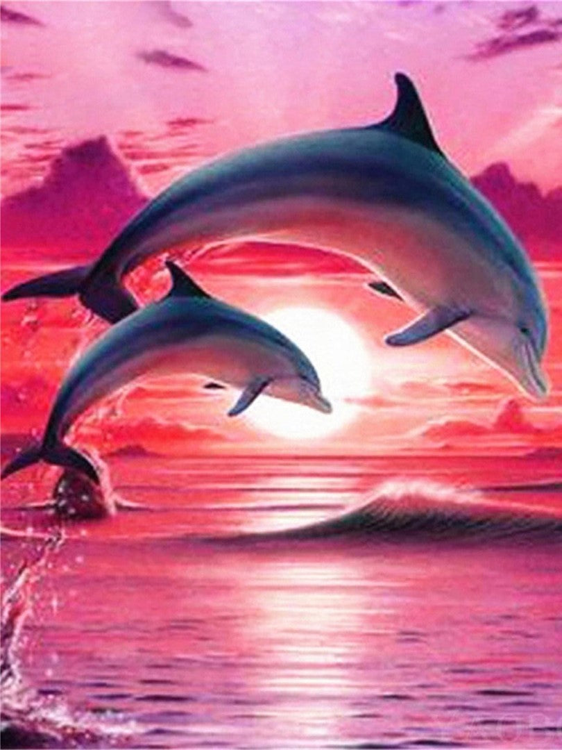 Diamond paint af to delfiner i spring. Lyserødt skær over baggrunden.