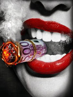Diamond paint af et sort/hvidt kvindeansigt med røde, glinsende læber bidende i en brændende 500-euroseddel, rullet som en cigar.