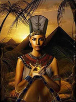Diamond paint af en egyptisk dronning med pyramider i baggrunden.