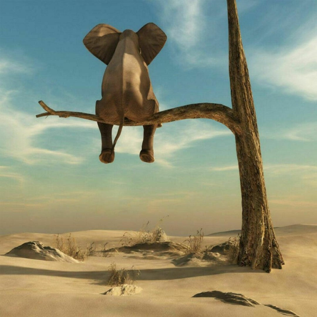 Diamond paint af en tænksom elefant set bagfra siddende på en gren på savannen.