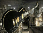 Diamond paint af sort guitar, der svæver i en skyline over storby om natten.
