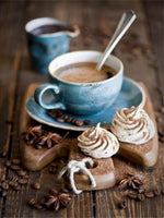 Diamond paint af en blå kaffekop med hank og ske. Marengstoppe og stjerneanis på siden.