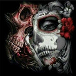 Monokromt diamond paint af kvindeansigt malet som sugarskull efter mexicansk tradition.