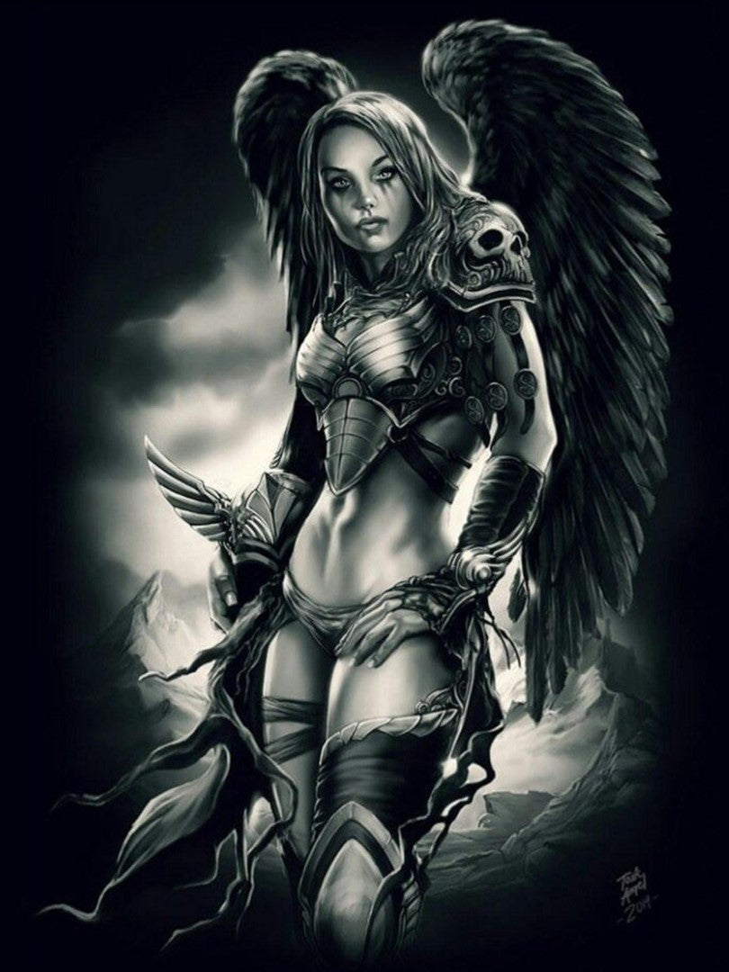 Sort/hvid diamond paint af en kvindelig krigerengel med vinger af sorte fjer.