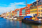 Diamond paint af Nyhavn på en solskinsdag. Kulørte huse og både i kanalen.