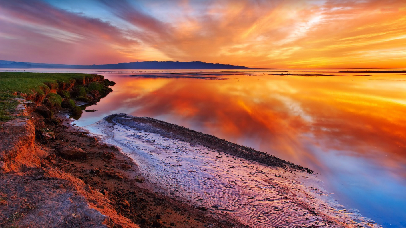 Kustlinje vid soluppgång/solnedgång