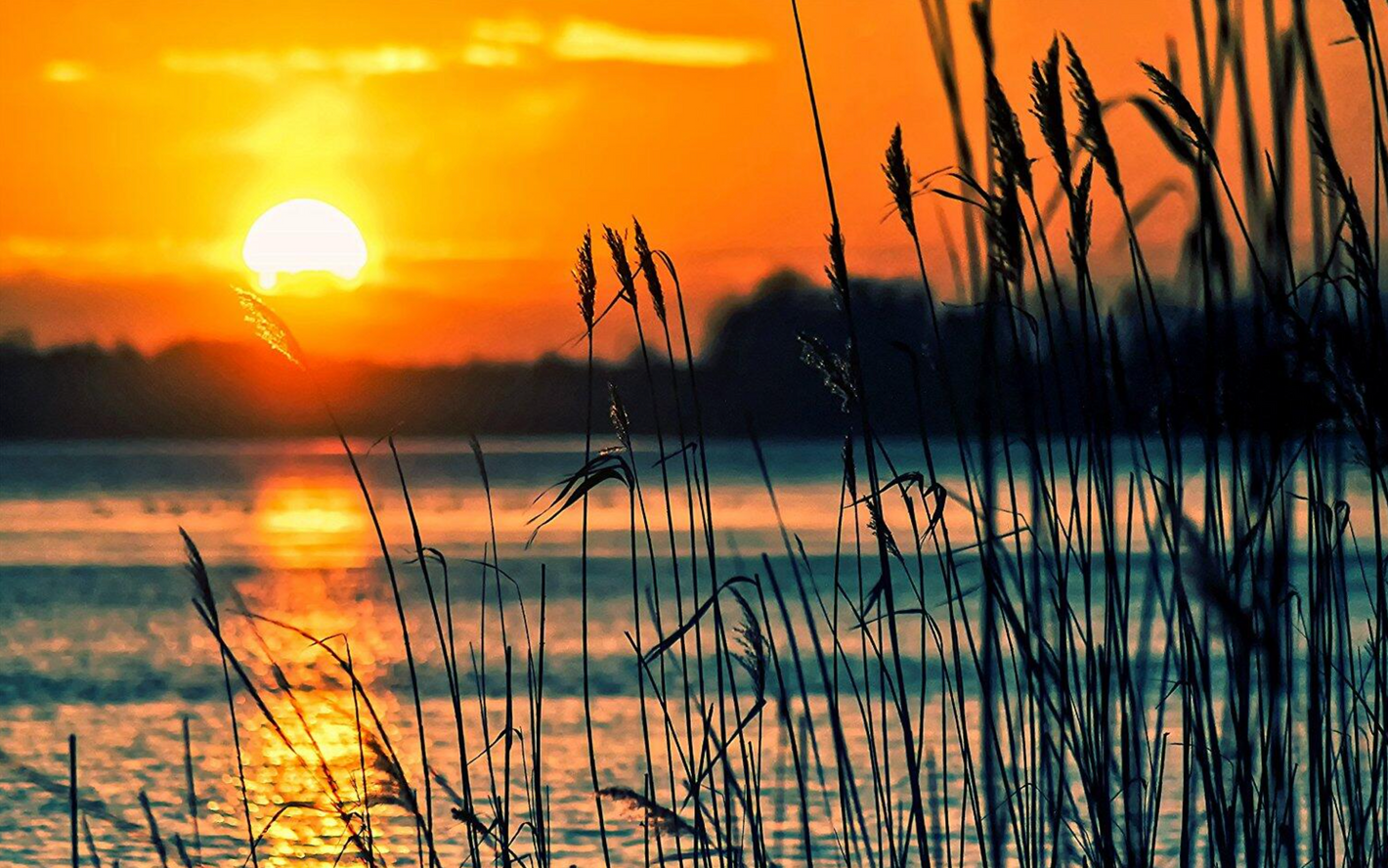 Sjö med dynhammare vid soluppgång/solnedgång