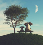 Diamond paint af to elefanter med ryggen til siddende på en bænk under et træ og kigger på månen.