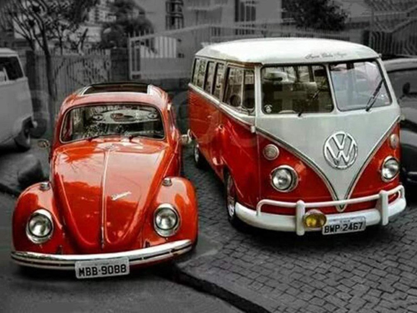 Diamond paint af to rød/hvide folkevogne - En boble og et rugbrød. Sort/hvid baggrund.