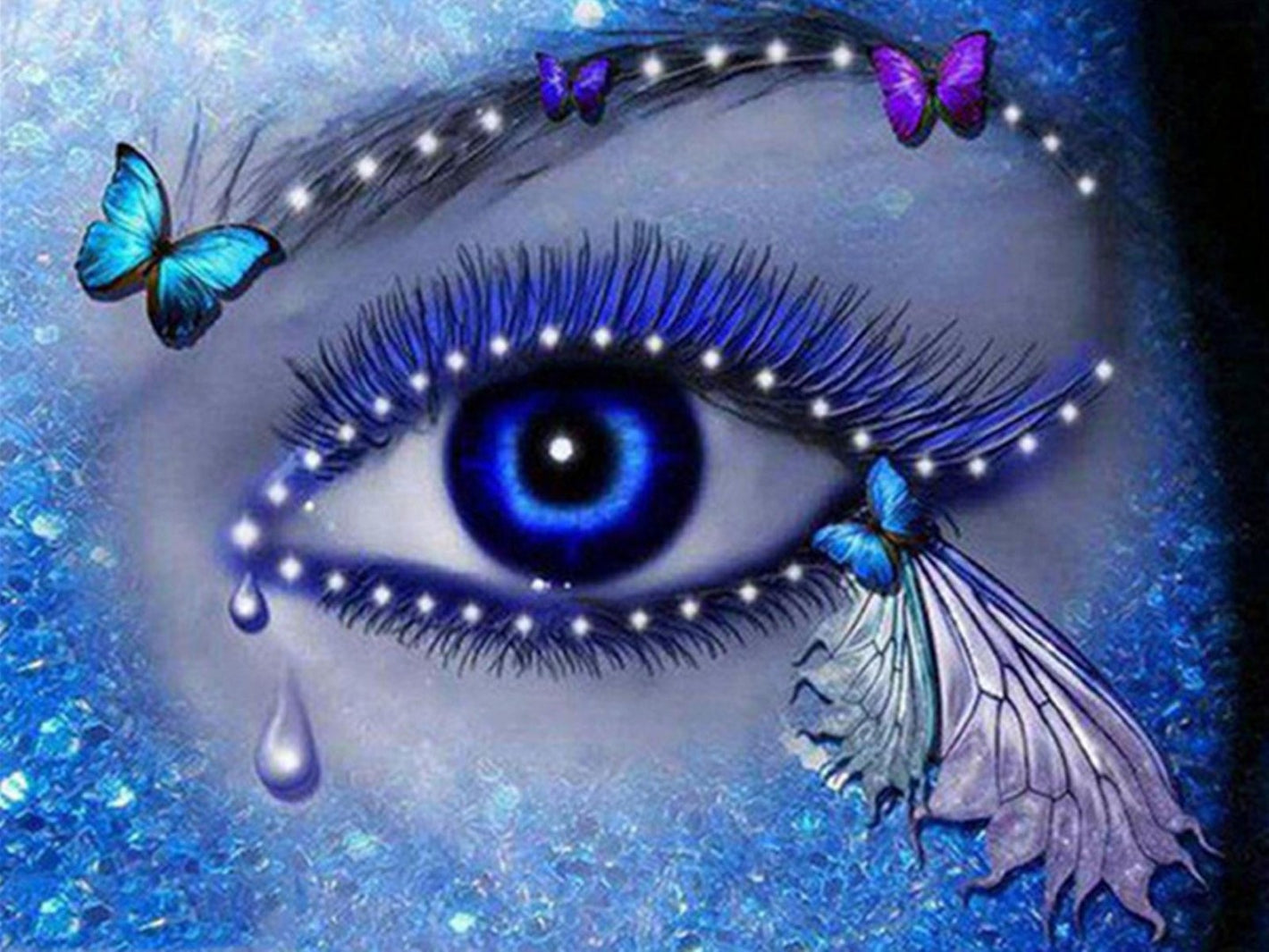 Diamond paint af et øje med blå iris, blå vipper og blå krystaller. Pyntet med sommerfugle og lyskæder.