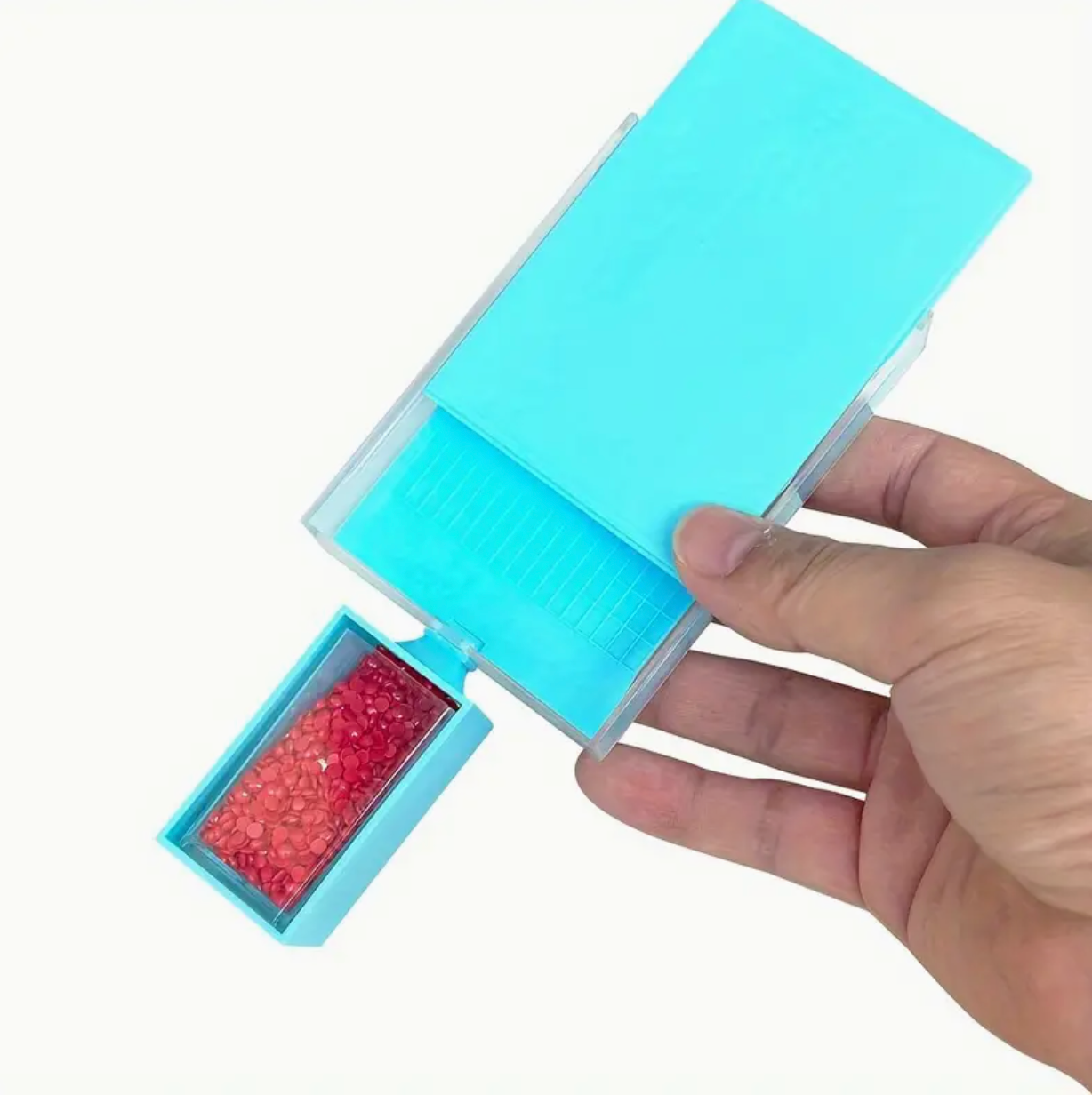 Blå bakke med låg og tragt til brug ved diamond painting.