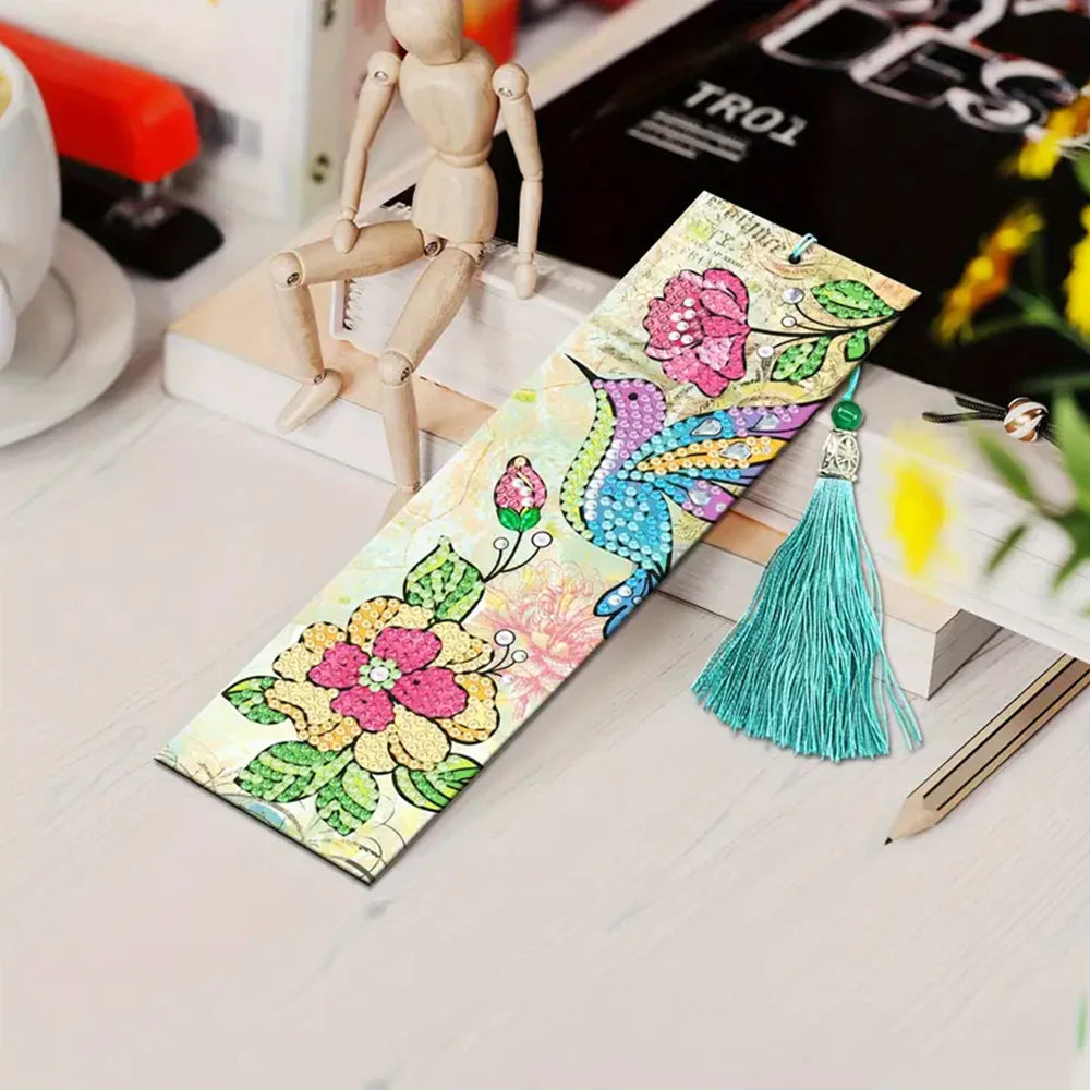 Diamond art bogmærke med kolibri og blomster. Læder med kvast.