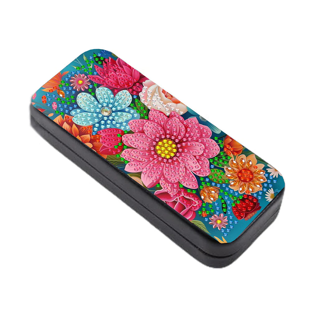 Diamond paint brilleetui med flotte farverige blomster. Sort læderetui.