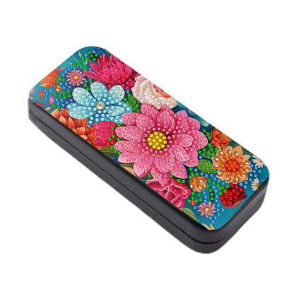 Diamond paint brilleetui med flotte farverige blomster. Sort læderetui.