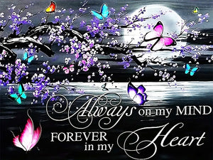 Daimond paint citat: Always on my mind - Forever in my heart.
Sort/hvid med farvede sommerfugle og blomster.
Måler 45x60cm.