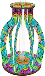 Diamond painting vase med grønt og blåt mandalamønster. Smal glascylinder i midten.