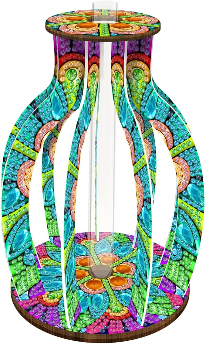 Diamond painting vase med grønt og blåt mandalamønster. Smal glascylinder i midten.
