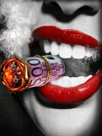 Diamond paint af et sort/hvidt kvindeansigt med røde, glinsende læber bidende i en brændende 500-euroseddel, rullet som en cigar.