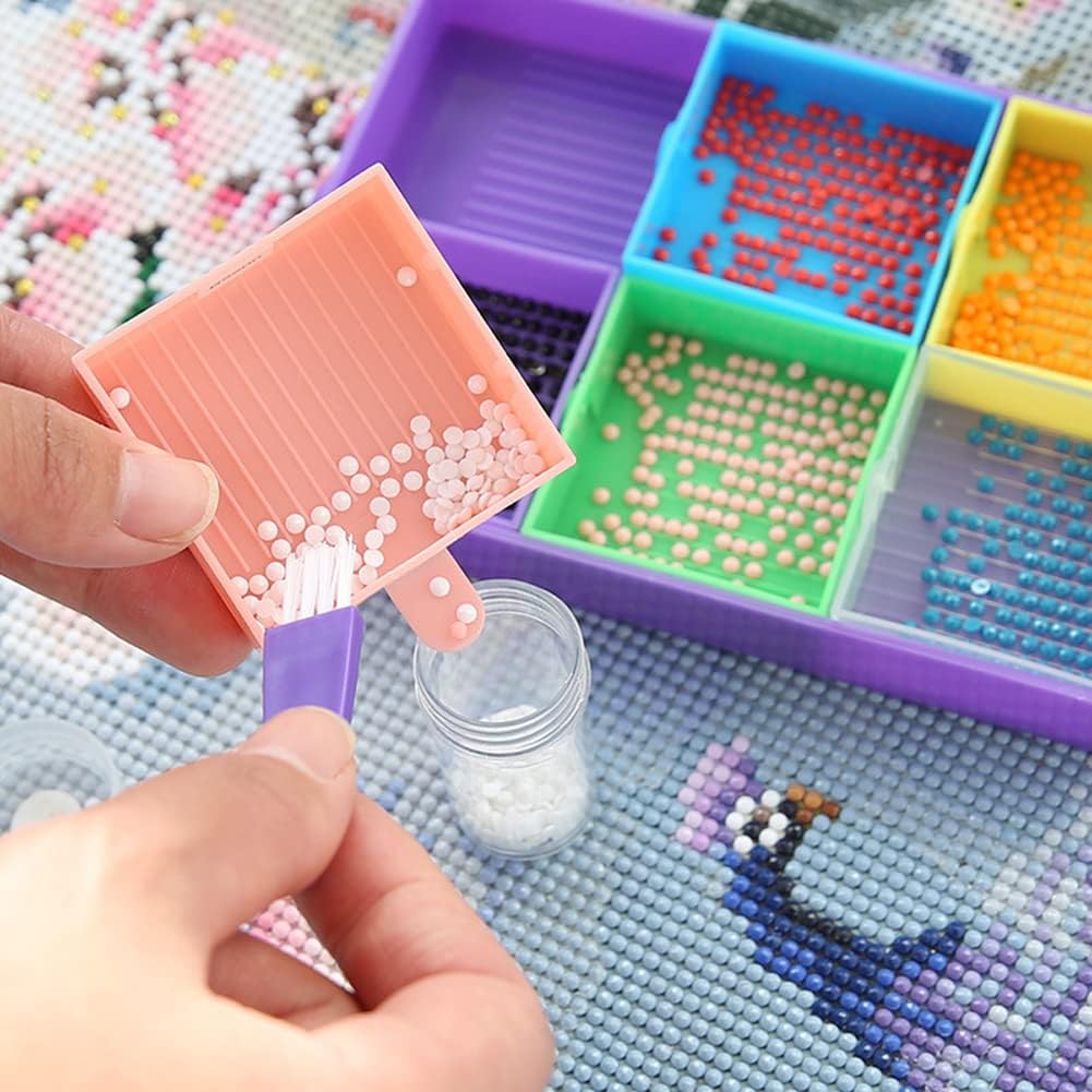 Praktisk bakke til diamond painting. 6 mindre bakker til forskellige perler følger med.