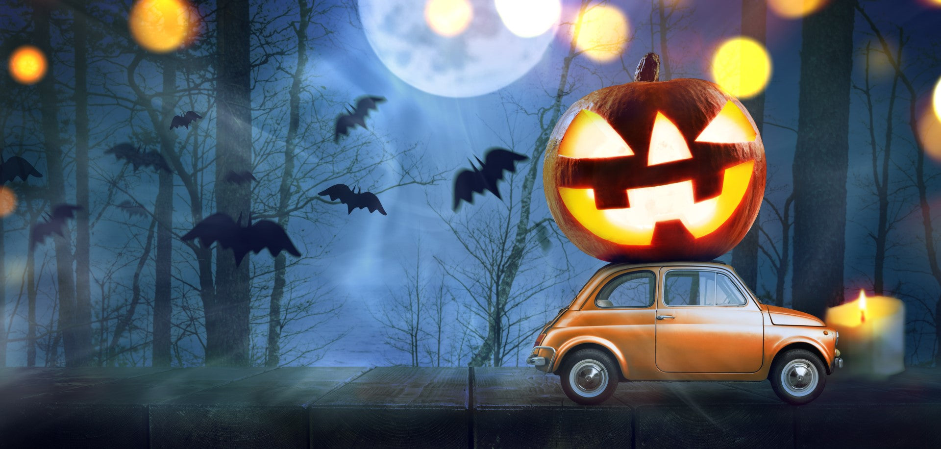 Halloween diamond painting med orange bil med udskåret græskar på taget. Mørk nattehimmel med lysglimt og flagermus.