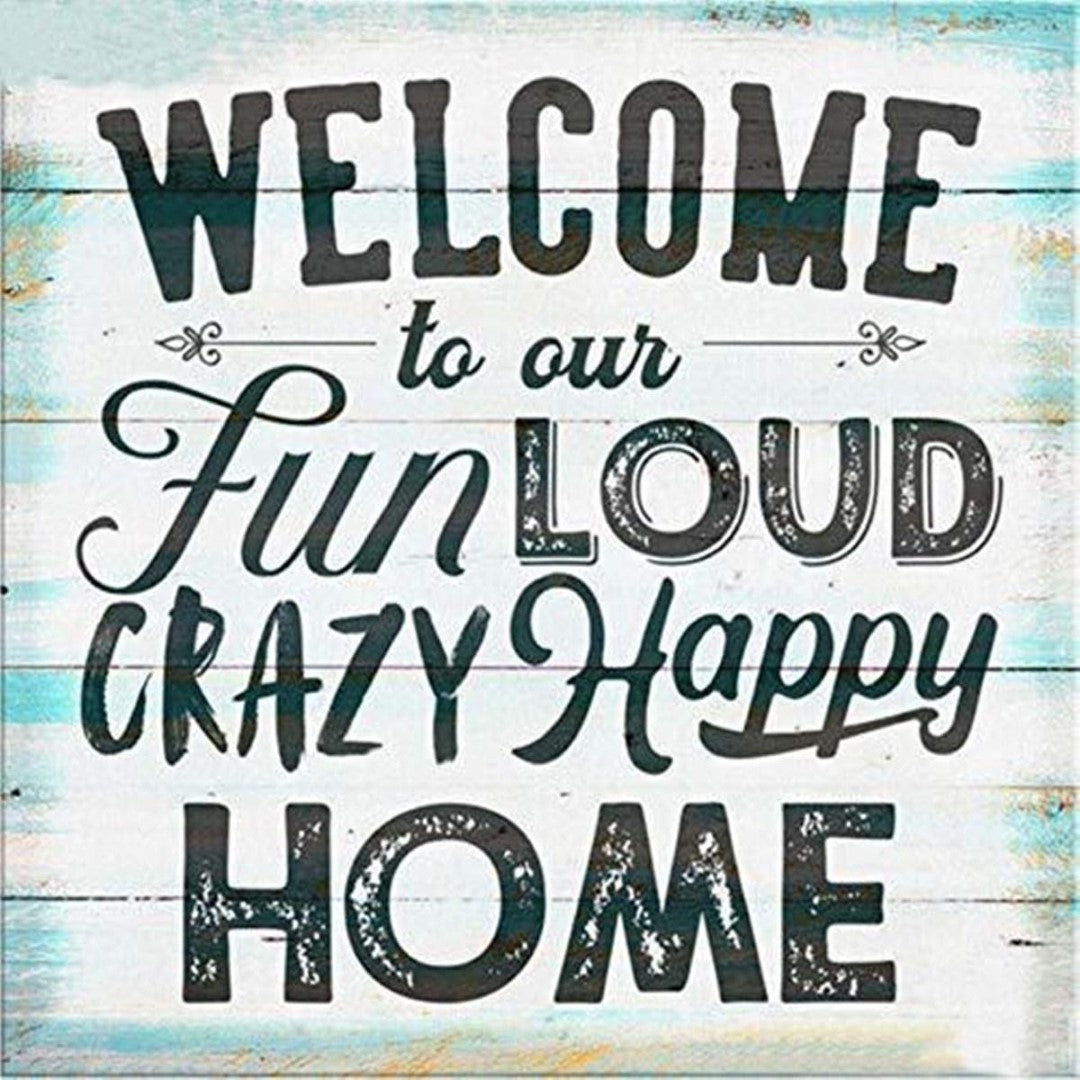 Diamond painting med citat: Welcome to our fun, loud, crazy, happy home. Sort skrift på blålig baggrund.