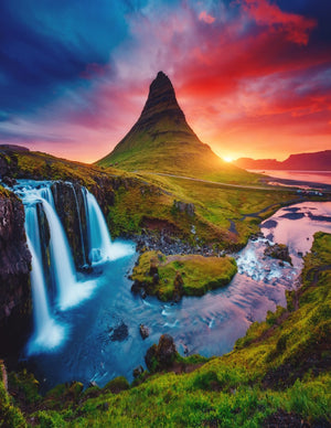 Diamond painting af en bjergtinde dækket af vegetation omgivet af vandfald og solens mange farver.