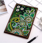 Notesbog med grønne blomster - Dekoreres med diamond painting diamanter.