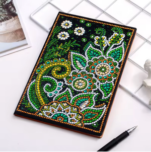 Notesbog med grønne blomster - Dekoreres med diamond painting diamanter.