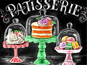 Diamond painting af tre kulørte kagefade med kager på. Sort baggrund med Patisserie skrevet henover.