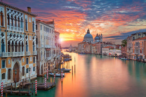 Diamond painting af en kanal i Venedig ved solnedgang. Omgivet af gamle huse og monumenter.