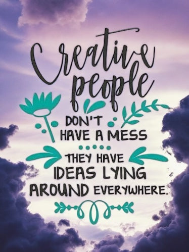 Diamond painting billede med citat: Creative people don't have a mess. They have ideas lying around everywhere.
Lilla himmel med skyer danner baggrund.