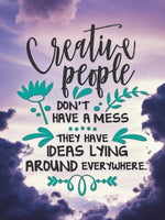 Diamond painting billede med citat: Creative people don't have a mess. They have ideas lying around everywhere.
Lilla himmel med skyer danner baggrund.