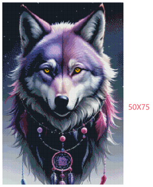 Diamond painting af en ulv i lilla nuancer med drømmefanger om halsen. Mål: 50X75 cm.