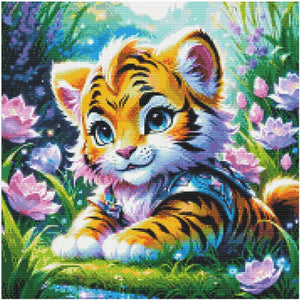 Diamond painting af en lille tigerunge med store øjne. Omgivet af lilla og lyserøde blomster. Udkast med perler.