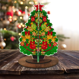Diamond painting juleornament med juletræ på træstander. Pyntet med røde og gule kugler og rød stjerne på toppen.