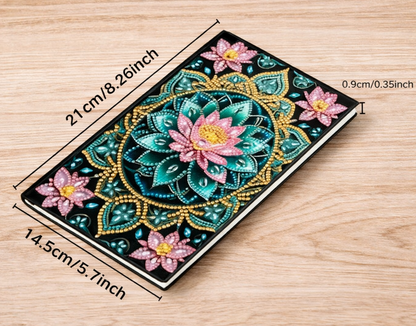 Diamond painting notesbog med farverig lotusblomst. Mål: 14,5 x 21 cm.
