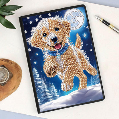 Diamond painting notesbog med en glad hund i spring. Omgivet af sne og måneskin.