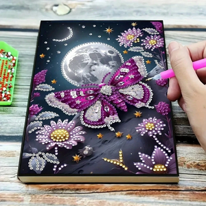 Diamond painting notesbog med lilla sommerfugl omgivet af blomster og fuldmåne.