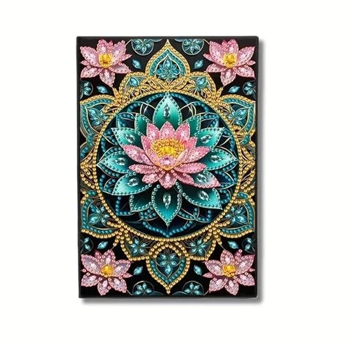 Diamond painting notesbog med lyserød lotusblomst omgivet af mønster i guld og grøn.