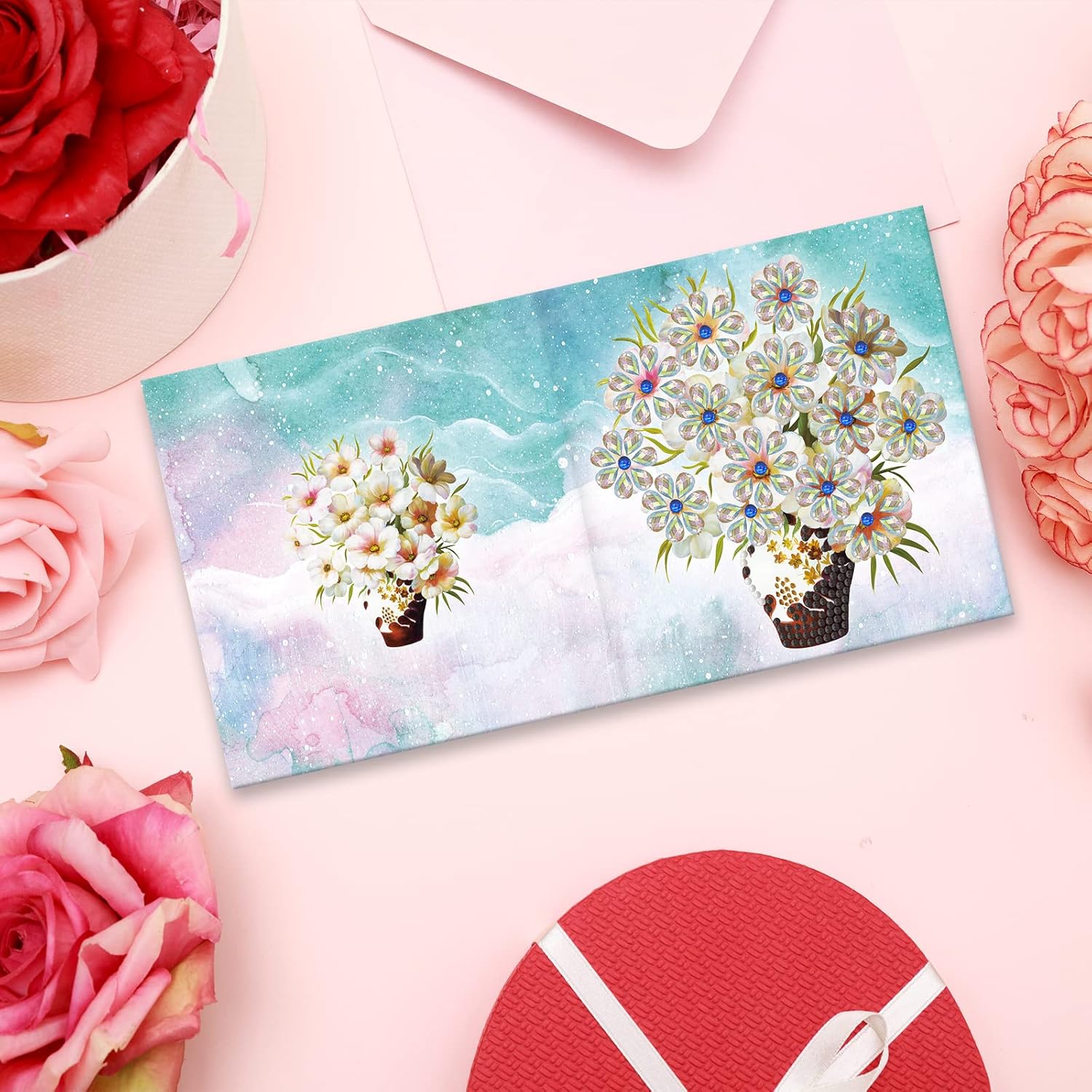 Diamond painting kort med hvid blomsterbuket på blå baggrund.