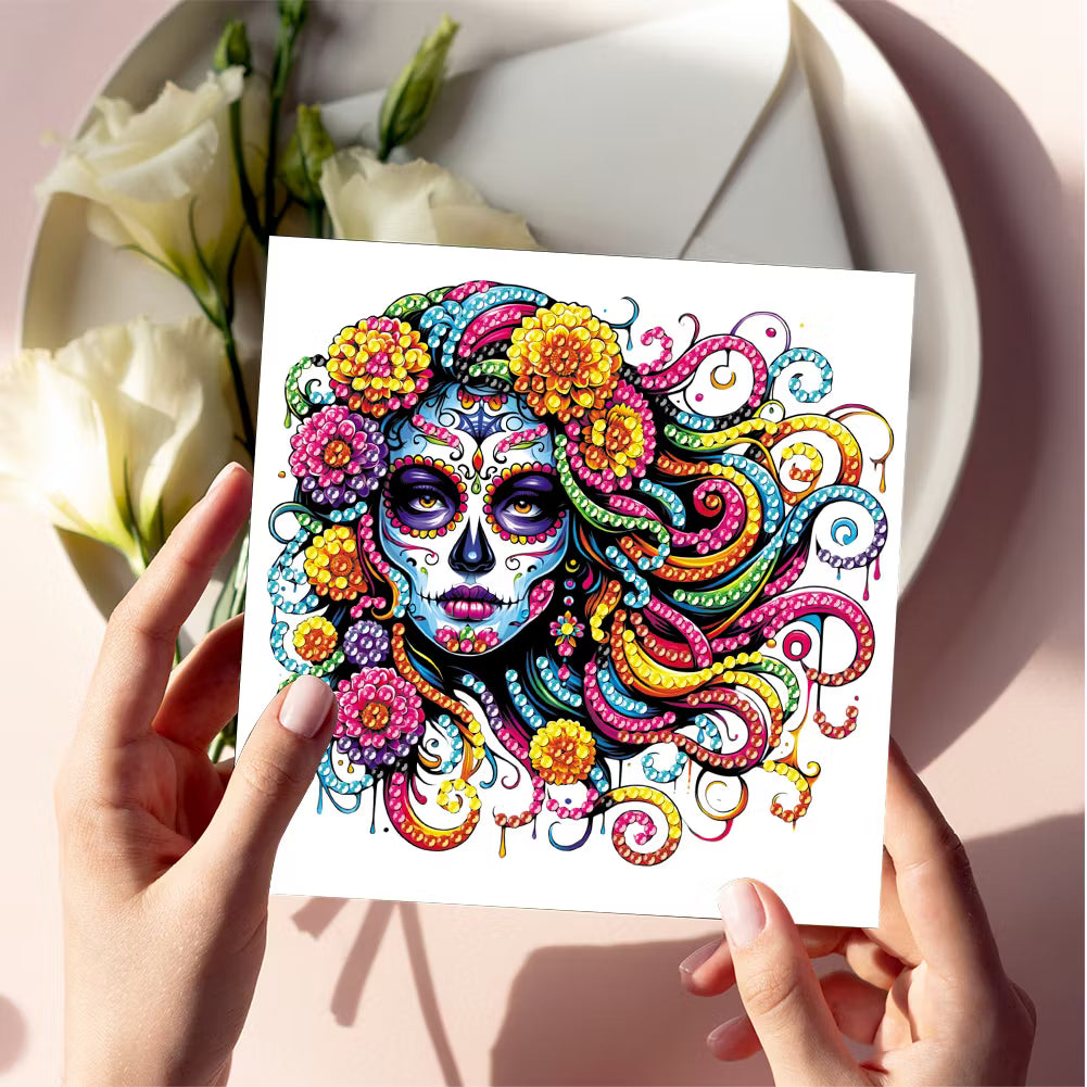 Diamond painting kort med kvinde malet med sugar skull og flerfarvet hår. Hvid baggrund. 