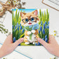 Diamond painting kort med en kat med briller omgivet af blå blomster. Foldbart kort.