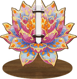 Diamond painting vase med smal glascylinder på træfod. Lotusformet blomst i lilla, pink og blå farver.