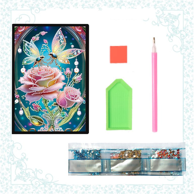 Kit med diamond painting notesbog. Lyserøde roser og insekter på forsiden.