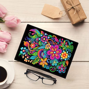 Diamond art notesbog med blomstermønster i kraftige farver.