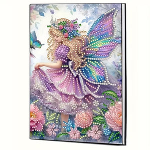Notesbog med en fe på forsiden. Dekoreres med diamond painting.