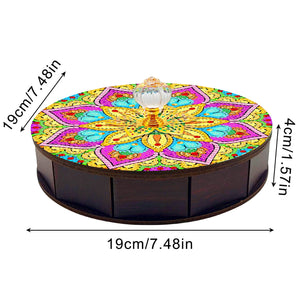 Diamond painting skrin med mandalamønstret låg. Rundt design med knophåndtag. 19 cm i diameter. 4 cm i højden.